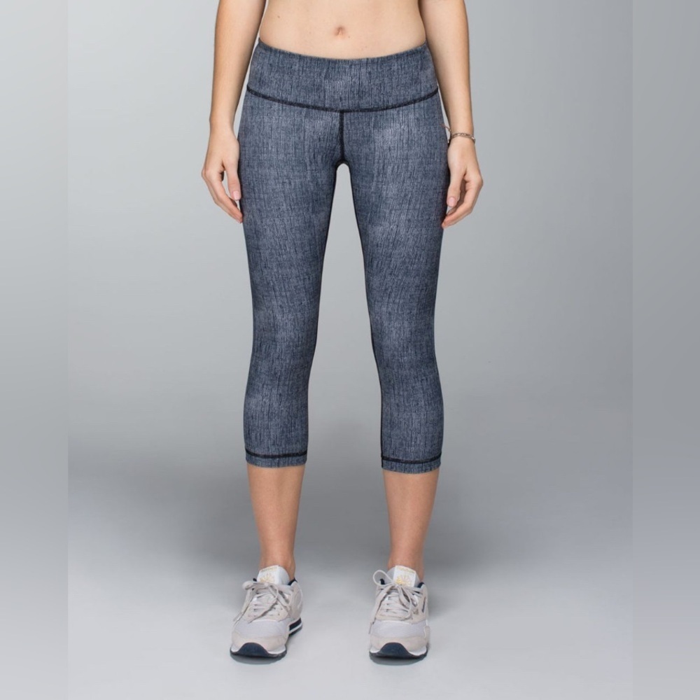 Lululemon Wunder Under Crop Full-On Luxtreme Activewear Monochrome Womens Sz 2